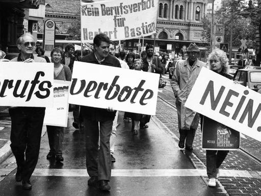 Demonstranten halten Schilder in der Hand auf denen steht: "Berufsverbote Nein!"