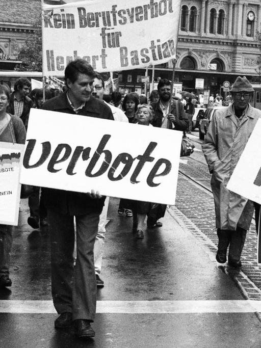Demonstranten halten Schilder in der Hand auf denen steht: "Berufsverbote Nein!"