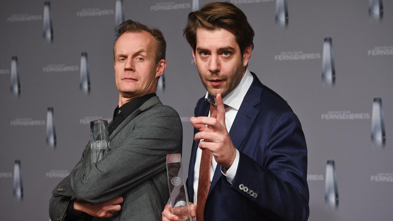 Die Comedians Max Uthoff (l) und Claus von Wagner halten am 13.01.2016 in Düsseldorf (Nordrhein-Westfalen) nach der Verleihung des Deutschen Fernsehpreises ihre Auszeichnung in der Kategorie "Beste Comedy / Kabarett" in den Händen. In mehr als 20 Kategorien wurde der Preis an Schauspieler und Produktionen vergeben. 