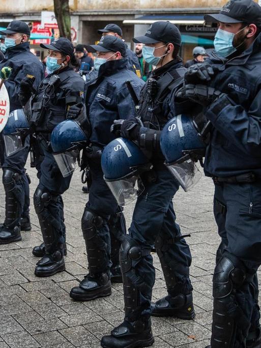 Einsatzkräfte der Polizei versperren Teilnehmern einer Demonstration in der Innenstadt den Weg. Unter dem Motto "Es reicht!" beteiligen sich zahlreiche Menschen an einem Protest gegen die aktuelle Corona-Politik.