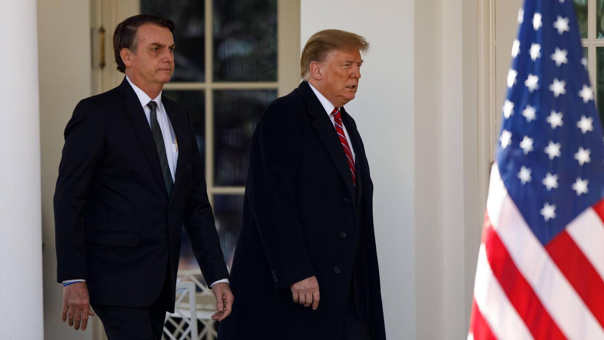 Der brasilianische Präsident Jair Bolsonaro und US-Präsident Donald Trump nebeneinander, rechts eine US-Flagge. Der brasilianische Präsident Jair Bolsonaro und US-Präsident Donald Trump nebeneinander, rechts eine US-Flagge.