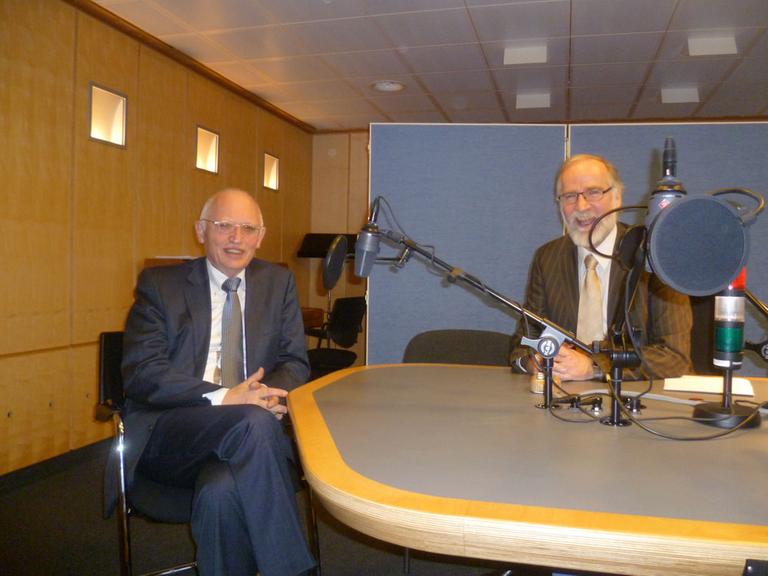 Der ehemalige EU-Kommissar Günter Verheugen (links) im Gespräch mit Burkhard Birke bei Deutschlandradio Kultur.