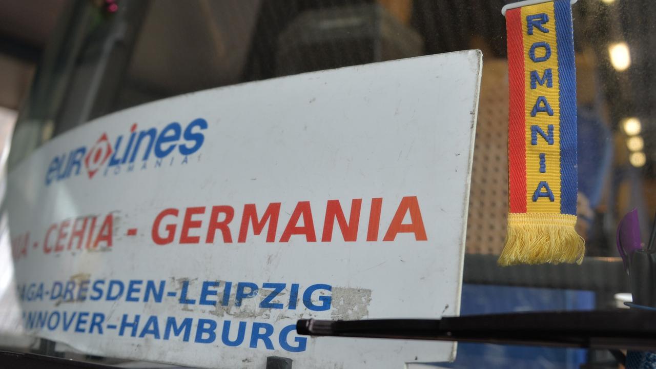 Ein Bus von Rumänien nach Deutschland - nun soll es ein Gesetz gegen Sozialmissbrauch durch Zuwanderer aus der EU geben.