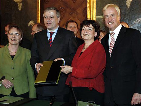 Anja Hajduk (GAL), Michael Freytag (CDU), Christa Goetsch (GAL) und Ole von Beust (CDU) (v.l.n.r.) Anja Hajduk (GAL), Michael Freytag (CDU), Christa Goetsch (GAL) und Ole von Beust (CDU) (v.l.n.r.)