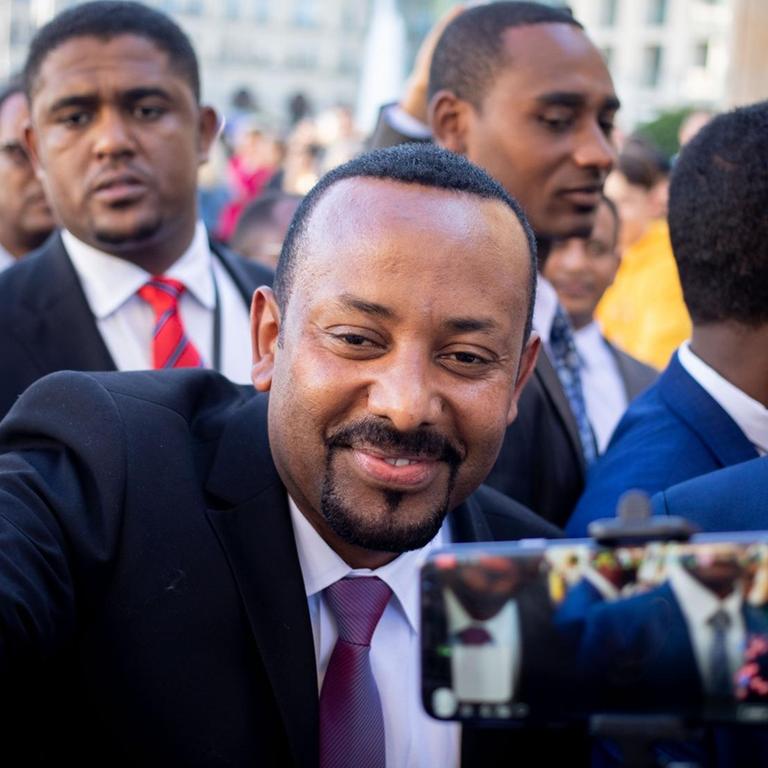 Abiy Ahmed Ali, der Premierminister der Demokratischen Bundesrepublik Äthiopien, wird im Jahr 2018 zu seinem Deutschlandbesuch am Pariser Platz vor dem Brandenburger Tor begrüßt.