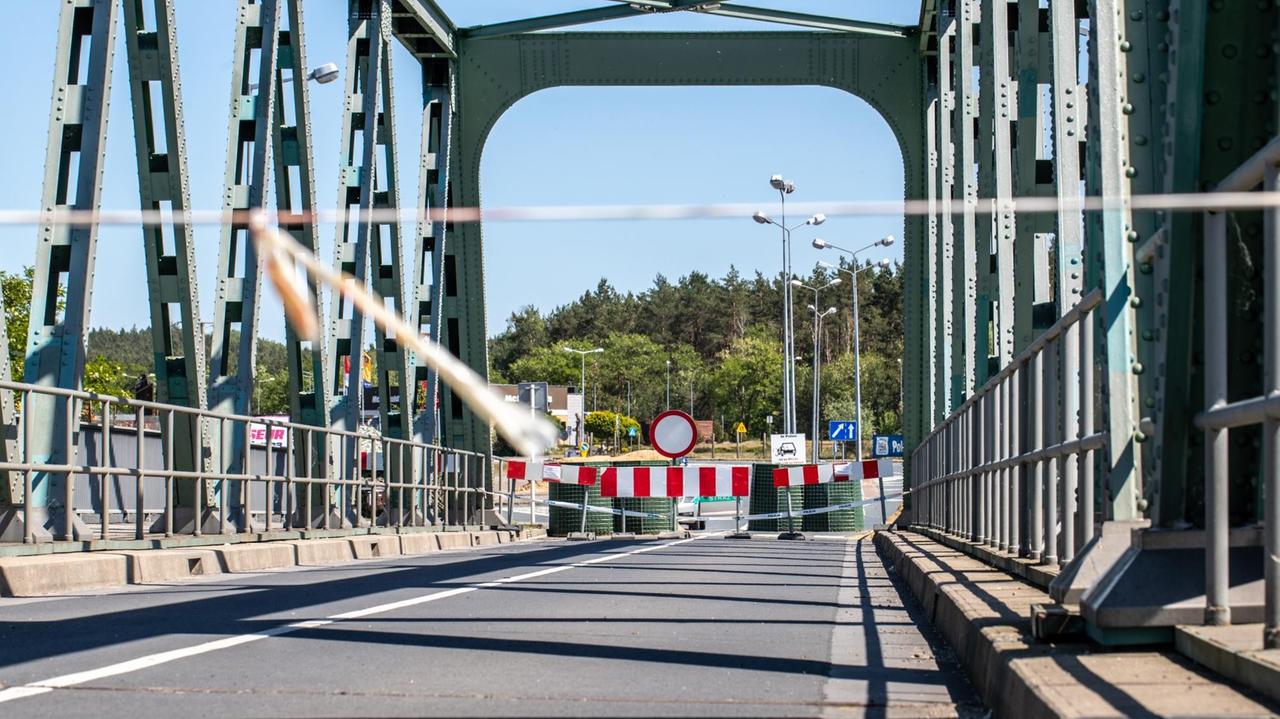 Blick von der deutschen Seite der Brücke, auf den polnisch-deutschen Grenzübergang Hohenwutzen. 