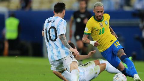 Argentiniens Lionel Messi (li.) und Brasiliens Neymar im Finale der Copa America.