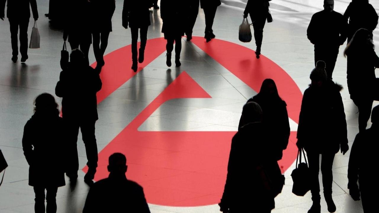 Logo der Bundesagentur für Arbeit mit Menschenmenge