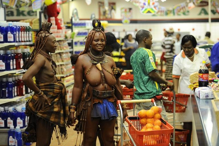 Zwei Himba-Frauen kaufen im Supermarkt in Opuwo, Namibia ein.