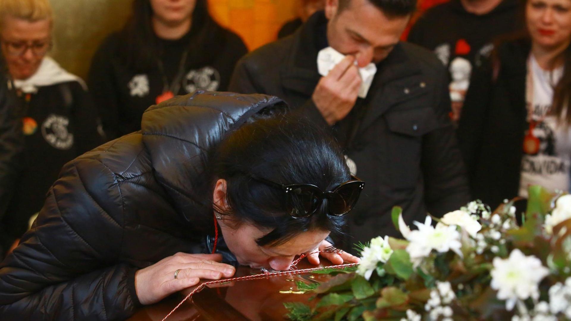 Suzana Radanovic küsste den Sarg ihres Sohnes David Dragicevic bei dessen zweiter Beerdigung in Wien. Noch immer ist unklar, wie der junge Student ums Leben gekommen ist.