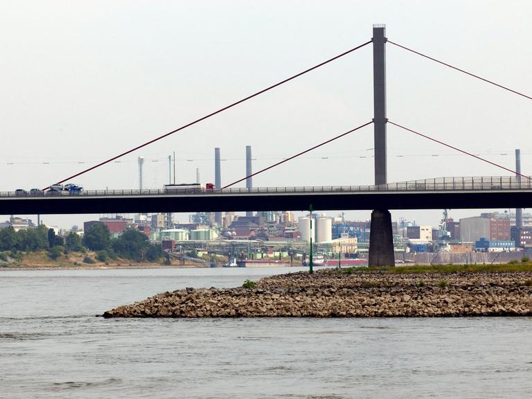 Blick auf Rheinbrücke bei Leverkusen