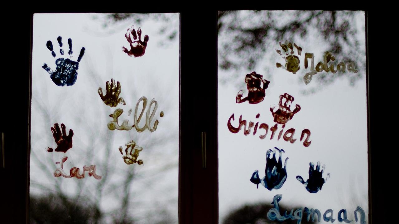 Handabdrücke und Namen von Kinder von zu Freiheitsstrafen verurteilten Müttern sind an einer Fensterscheibe zu sehen.