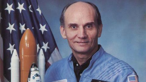 Der US-Senator Jake Garn vor dem Start von STS 51
