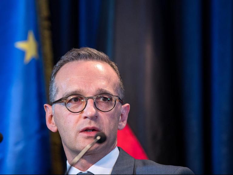 Bundesaußenminister Heiko Maas, SPD, bei einer Pressekonferenz, hinter ihm die Flaggen der EU und Deutschlands.