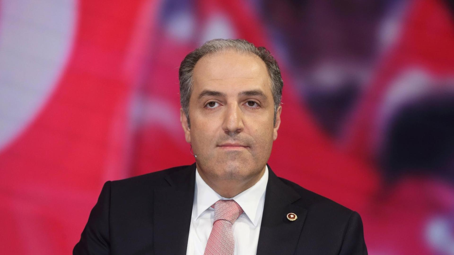 Der AKP-Politiker Mustafa Yeneroglu in einer Talkshow.