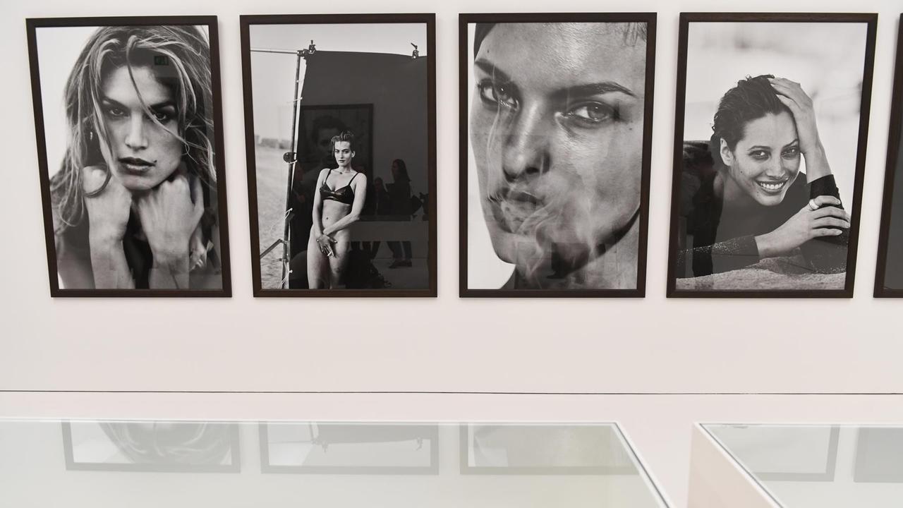 Bilder des Fotografen Peter Lindbergh, darunter ein Foto des US-Models Cindy Crawford, aufgenommen 2017, bei der Pressekonferenz zur Ausstellung "Peter Lindbergh - From fashion to reality" 