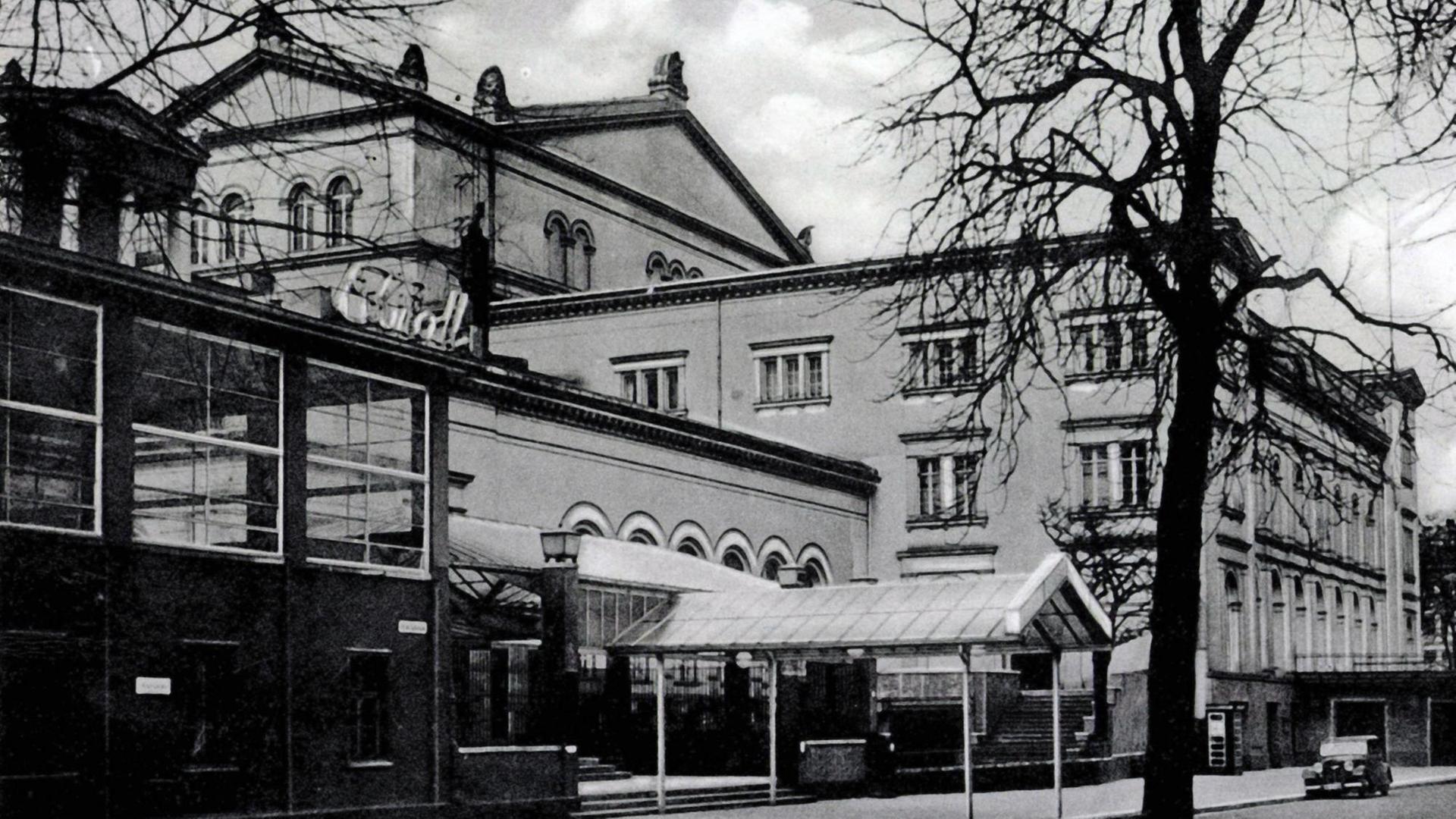 Blick auf die Vorderfront der Kroll-Oper in Berlin um 1924