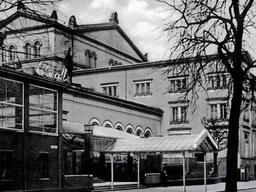 Blick auf die Vorderfront der Kroll-Oper in Berlin um 1924 Blick auf die Vorderfront der Kroll-Oper in Berlin um 1924