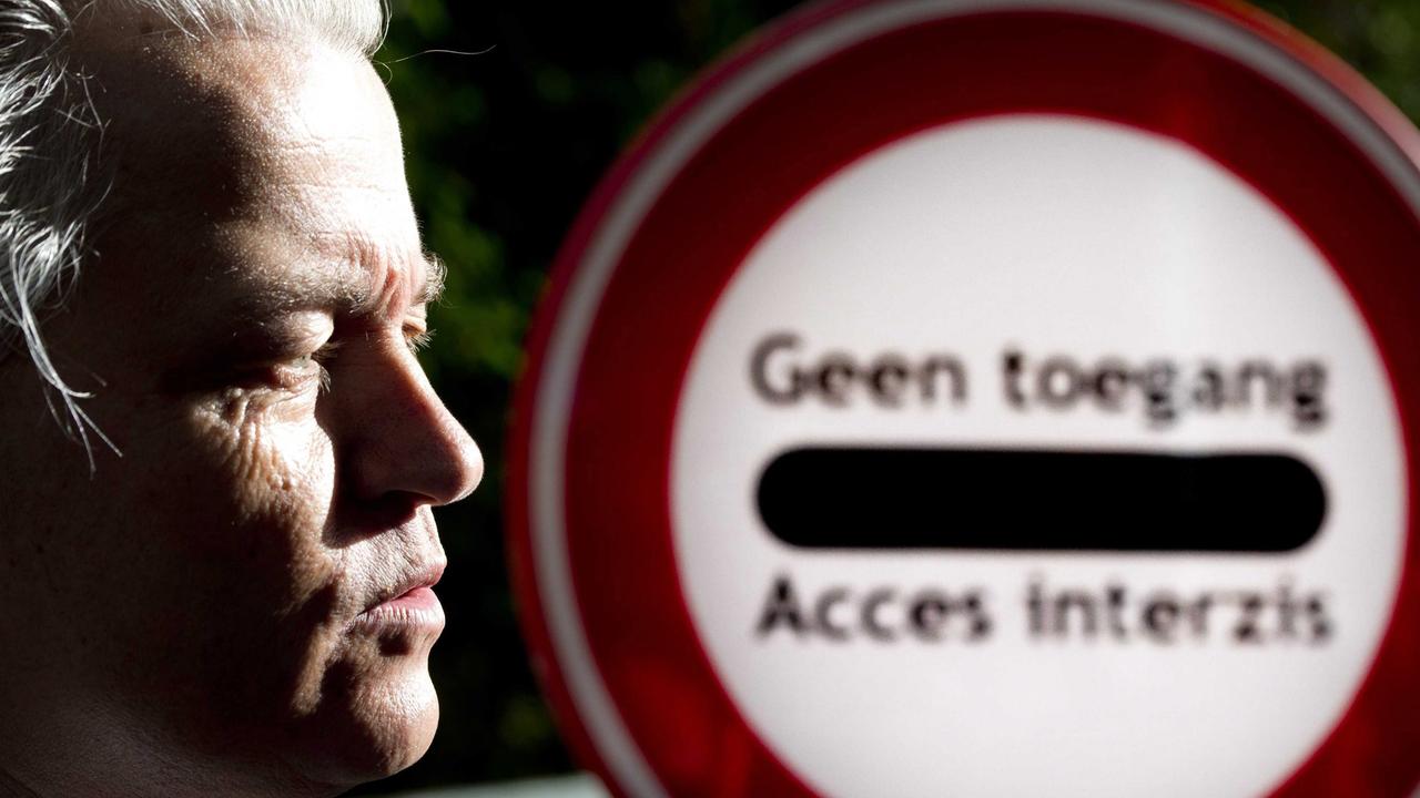 Der niederländische Politiker Geert Wilders vor einem Verkehrsschild