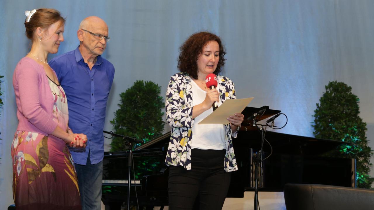 Yonca Şık nimmt stellvertretend für ihren inhaftierten Mann den Günter-Wallraff-Preis für Journalismuskritik entgegen. Im Bild: Marlene Nunnendorf, Hektor Haarkötter und Yonca Şık (v.l.n.r.)