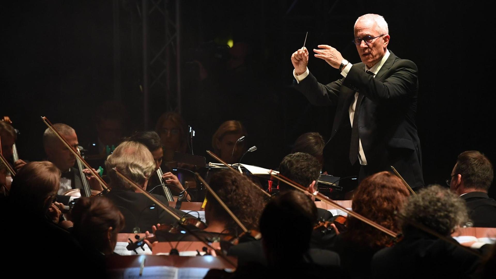 Der amerikanische Komponist James Newton Howard zusammen auf der Bühne mit dem Tschechischen National Sinfonie Orchester beim 52. Internationalen Film Festival in Karlovy Vary, Tschechien.
