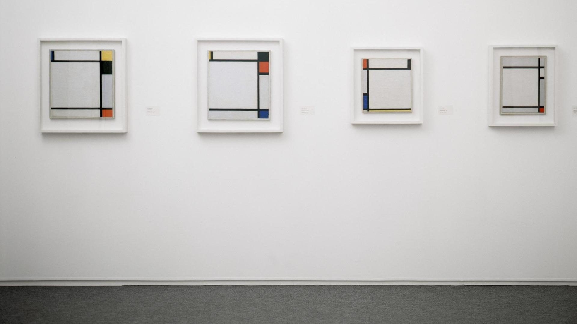 Vier Bilder des Malers Piet Mondrian hängen im Kaiser-Wilhelm-Museum.