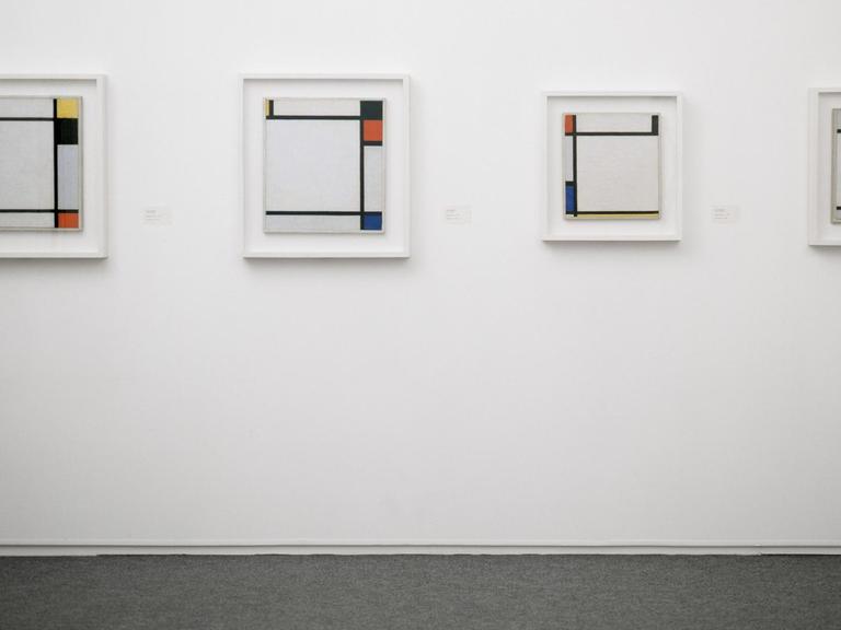 Vier Bilder des Malers Piet Mondrian hängen im Kaiser-Wilhelm-Museum.