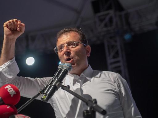 Ekrem Imamoglu während einer Rede auf einer Protestveranstaltung gegen die Annullierung der Bürgermeisterwahl in Instanbul