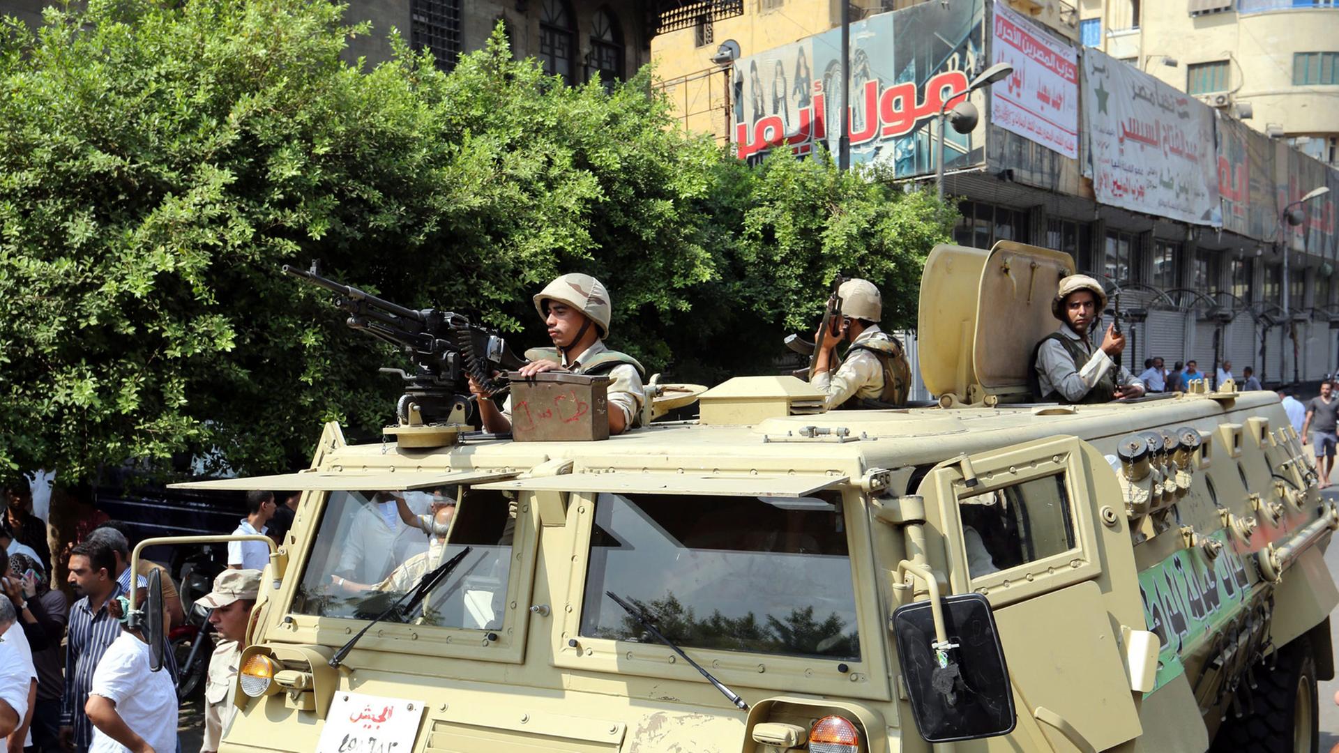 Ägyptische Armeesoldaten auf einem bewaffneten Fahrzeug kontrollieren das Gebiet nahe des Außenministeriums, wo im September 2014 eine Autobombe explodierte.