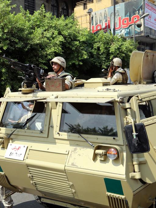 Ägyptische Armeesoldaten auf einem bewaffneten Fahrzeug kontrollieren das Gebiet nahe des Außenministeriums, wo im September 2014 eine Autobombe explodierte.