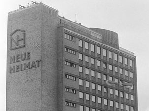 Außenansicht der Hamburger Zentrale des gewerkschaftseigenen Wohnungsbauunternehmens Neue Heimat im Jahr 1986.