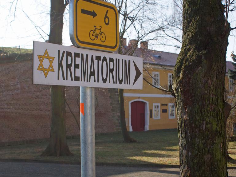 Hinweisschilder in der böhmischen Kleinstadt Terezìn (Theresienstadt) heute: Die Vergangenheit ist allgegenwärtig.