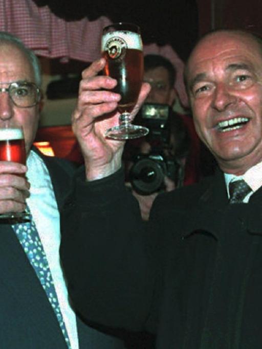 Mit jeweils einem Glas Bier stärken sich der französische Staatspräsident Jacques Chirac (r) und Bundeskanzler Helmut Kohl bei ihrer ersten Begegnung in Straßburg in einem Bistro.