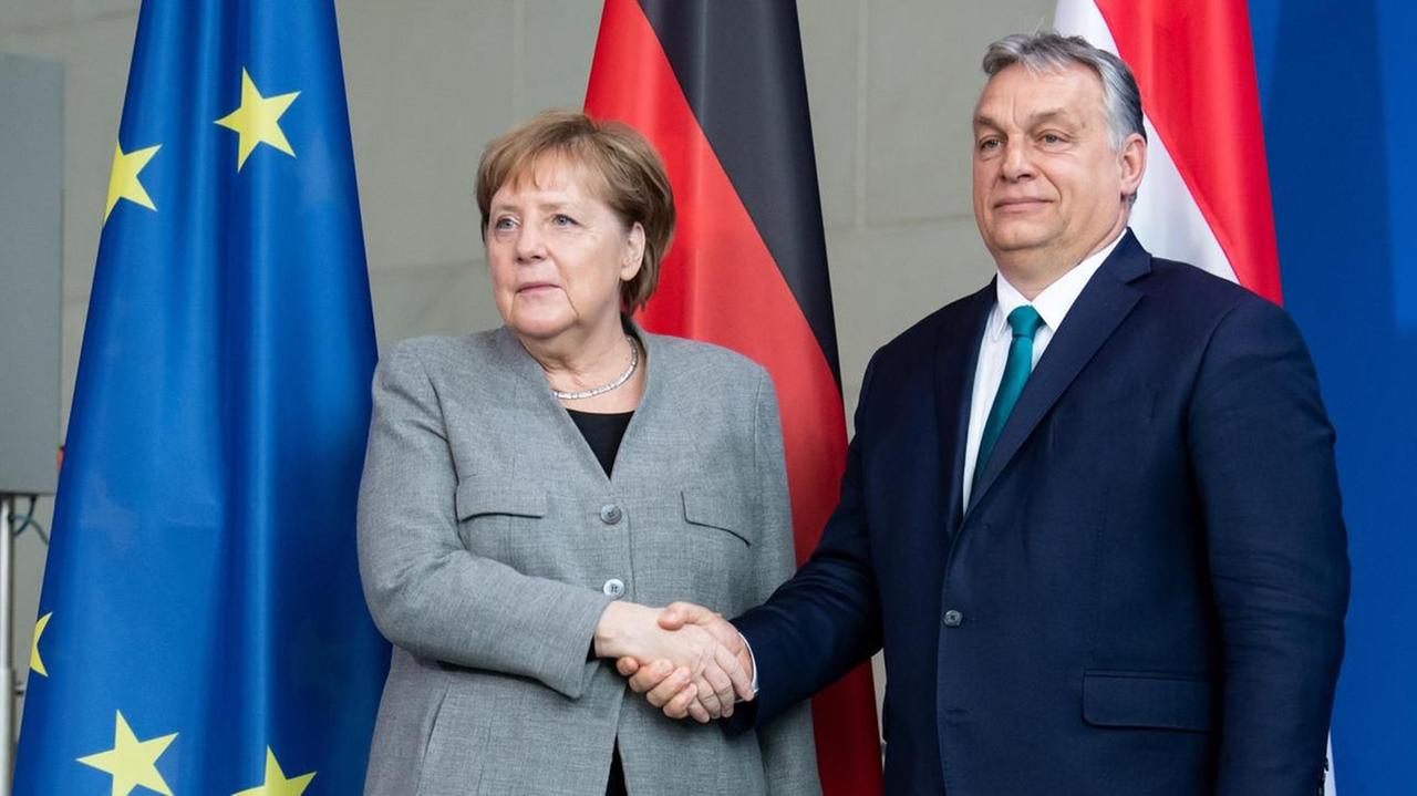 Bundeskanzlerin Angela Merkel (CDU) und Viktor Orban, Ministerpräsident von Ungarn, geben sich vor einer Unterredung im Bundeskanzleramt die Hand