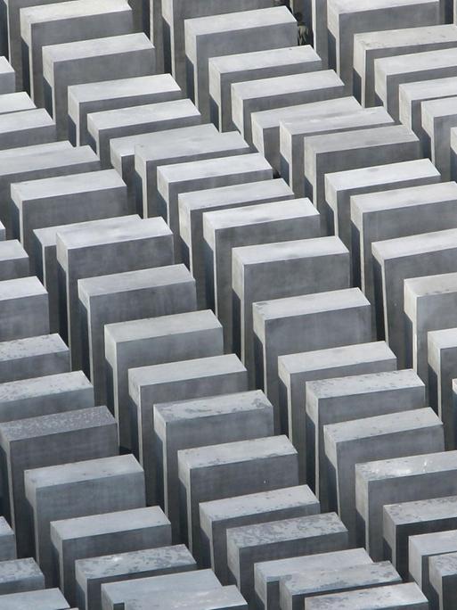 Ein Foto vom Denkmal für die ermordeten Juden Europas, kurz Holocaust-Mahnmal. Es errinnert mit seinen verschieden hohen 2711 quaderförmigen Beton-Stelen in der historischen Mitte Berlins an die rund 6 Millionen Juden, die unter der Herrschaft Adolf Hitlers und der Nationalsozialisten ermordet wurden.