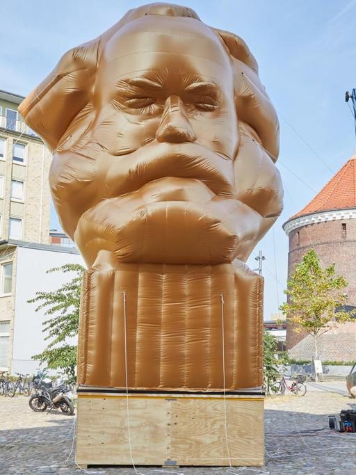 Eine aufgeblasene Büste von Karl Marx steht am 05.09.2017 in Hamburg gegenüber dem Eingang des Museums der Arbeit. Die Sonderausstellung "Das Kapital" läuft bis zum März 2018.