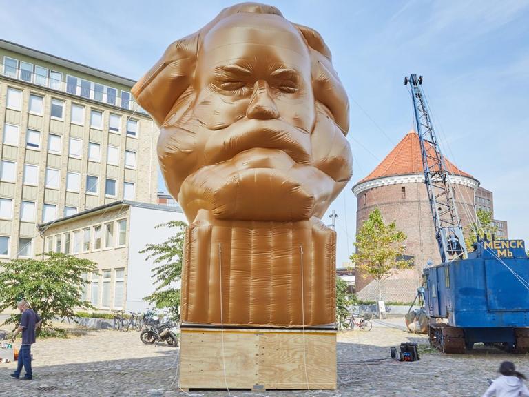 Eine aufgeblasene Büste von Karl Marx steht am 05.09.2017 in Hamburg gegenüber dem Eingang des Museums der Arbeit. Die Sonderausstellung "Das Kapital" läuft bis zum März 2018.