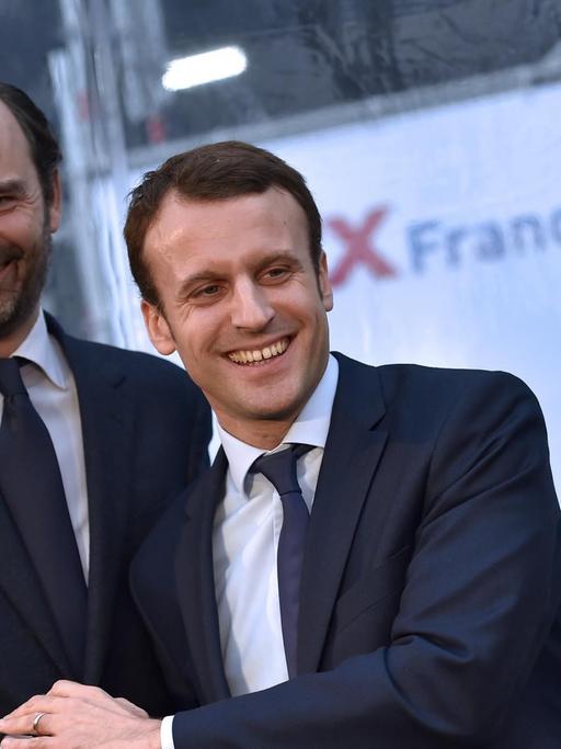 Edouard Philippe und Emmanuel Macron schütteln sich die Hand.
