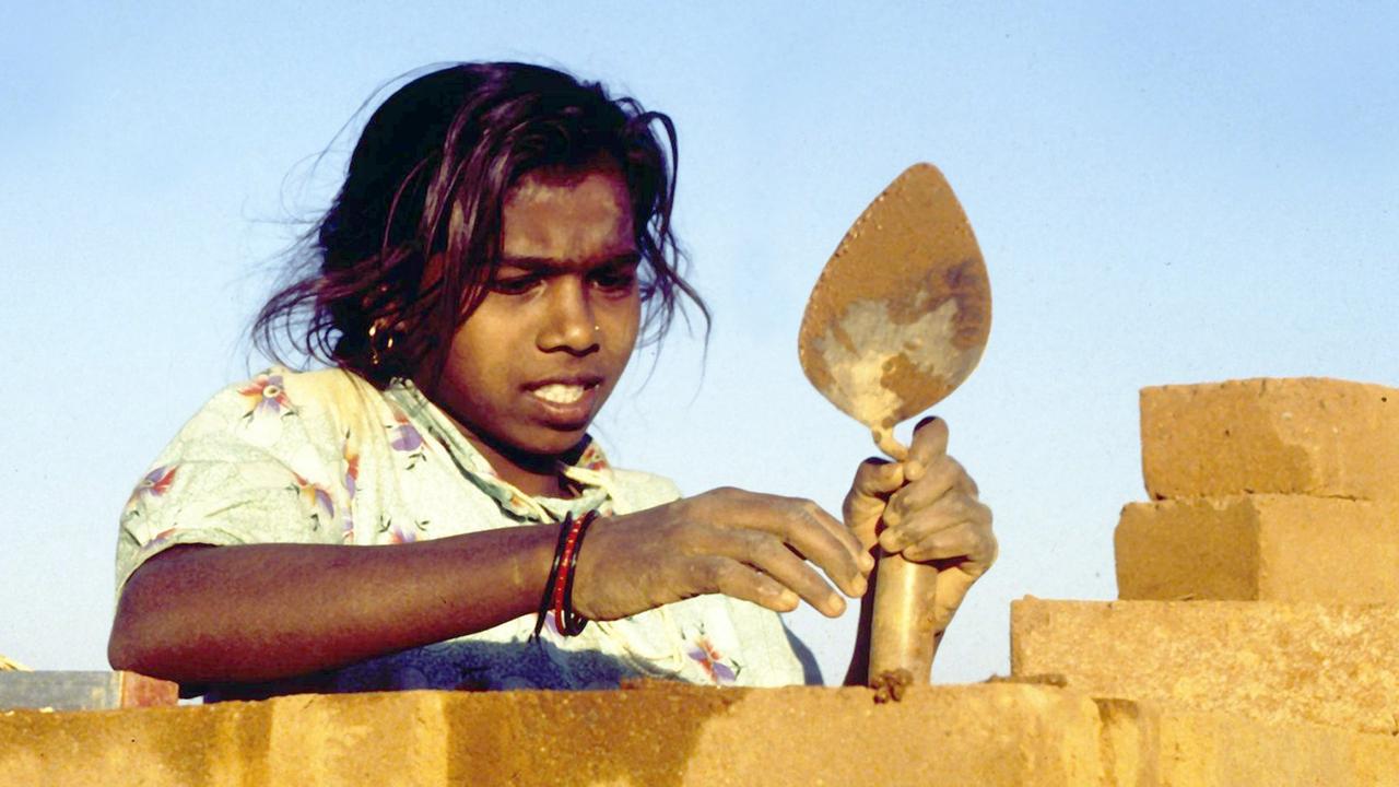 Ein kleines Mädchen bei Maurerarbeiten. Der Schutz von Kindern vor Ausbeutung, Kriegen und Krankheit in den armen Ländern soll Schwerpunkt der Kinderrechtsorganisation Terre des Hommes sein.