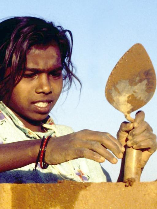 Ein kleines Mädchen bei Maurerarbeiten. Der Schutz von Kindern vor Ausbeutung, Kriegen und Krankheit in den armen Ländern soll Schwerpunkt der Kinderrechtsorganisation Terre des Hommes sein.