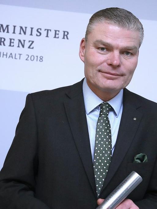 Sachsen-Anhalts Innenminister Holger Stahlknecht hält in Wanzleben (Sachsen-Anhalt) einen symbolischen Staffelstab in den Händen. Er übernimmt den Vorsitz der Innenministerkonferenz.