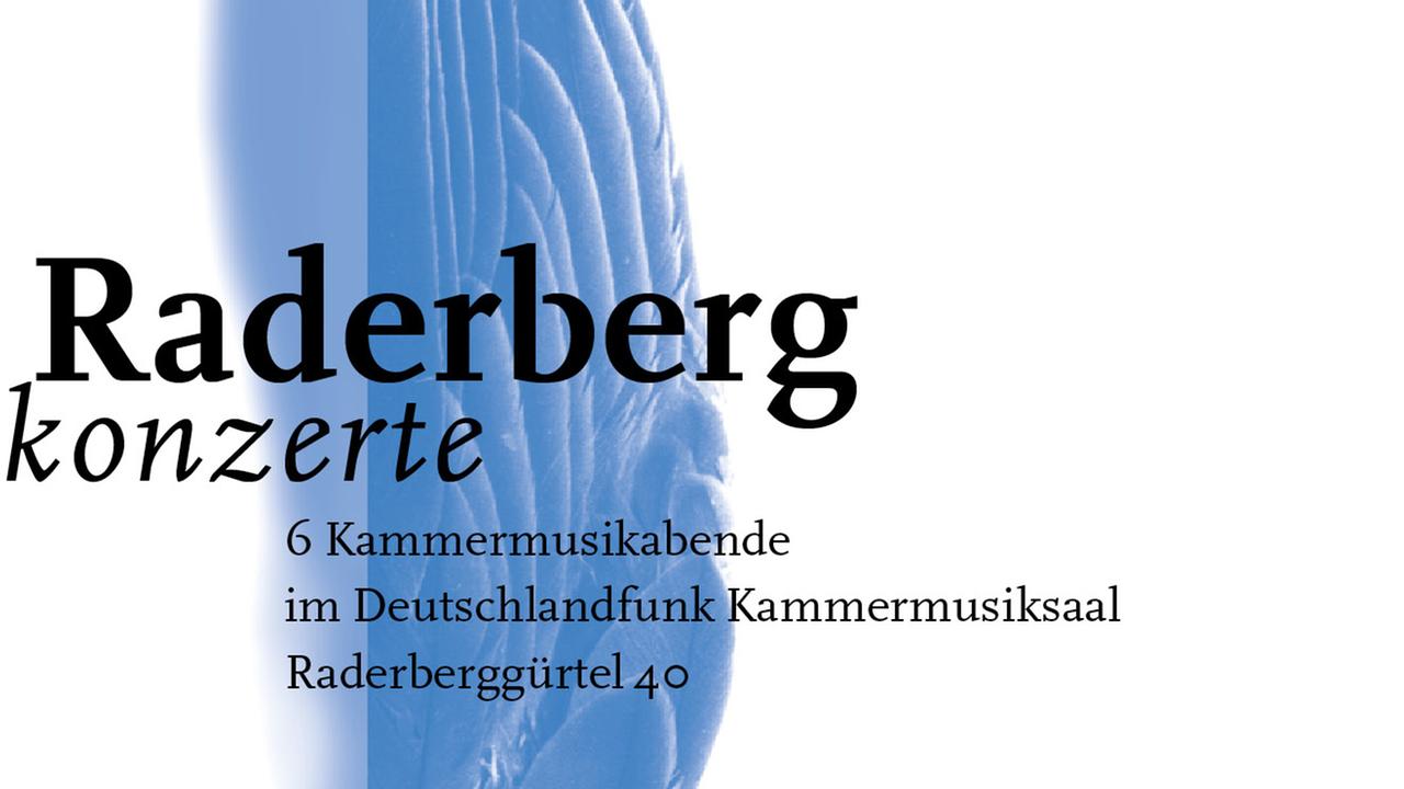 Die Titelseite des Flyers zu den Raderbergkonzerten 2014/2015 des Deutschlandfunk mit schwarzem Schriftzug auf einer blauen Grafik, die an eine Feder erinnert.