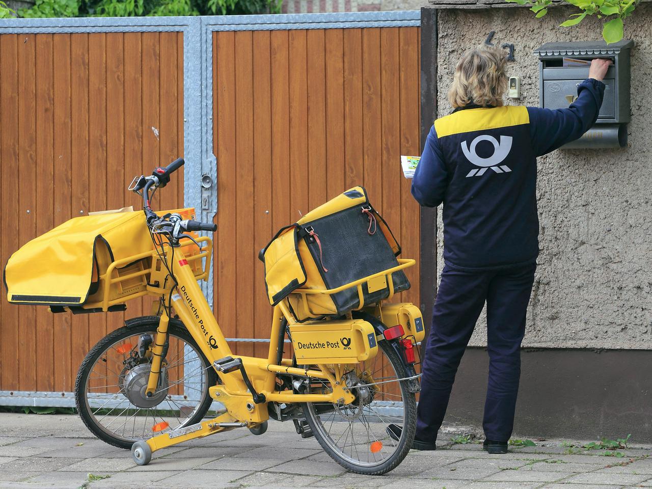 Eine Briefträgerin in Sachsen-Anhalt Eine Briefträgerin in Sachsen-Anhalt