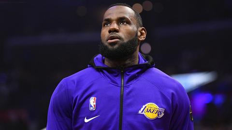 Baskeball-Spieler LeBron James am 8. März in Los Angeles. Ein Mann steht auf einem Spielfeld.