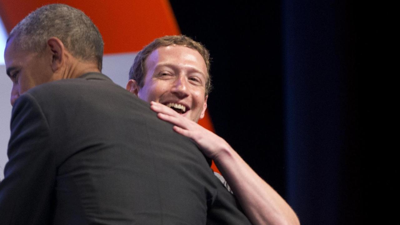 Der ehemalige US-Präsident Barack Obama und Facebook-Chef Mark Zuckerberg umarmen sich