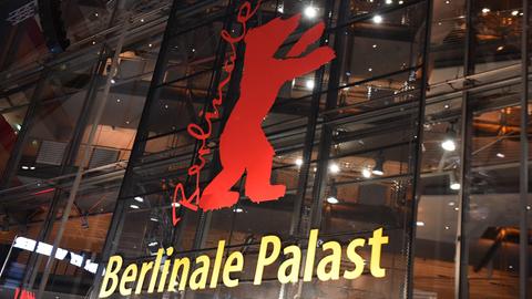 Das Logo der 65. Internationalen Filmfestspiele ist am Berlinale Palast in Berlin zu sehen.