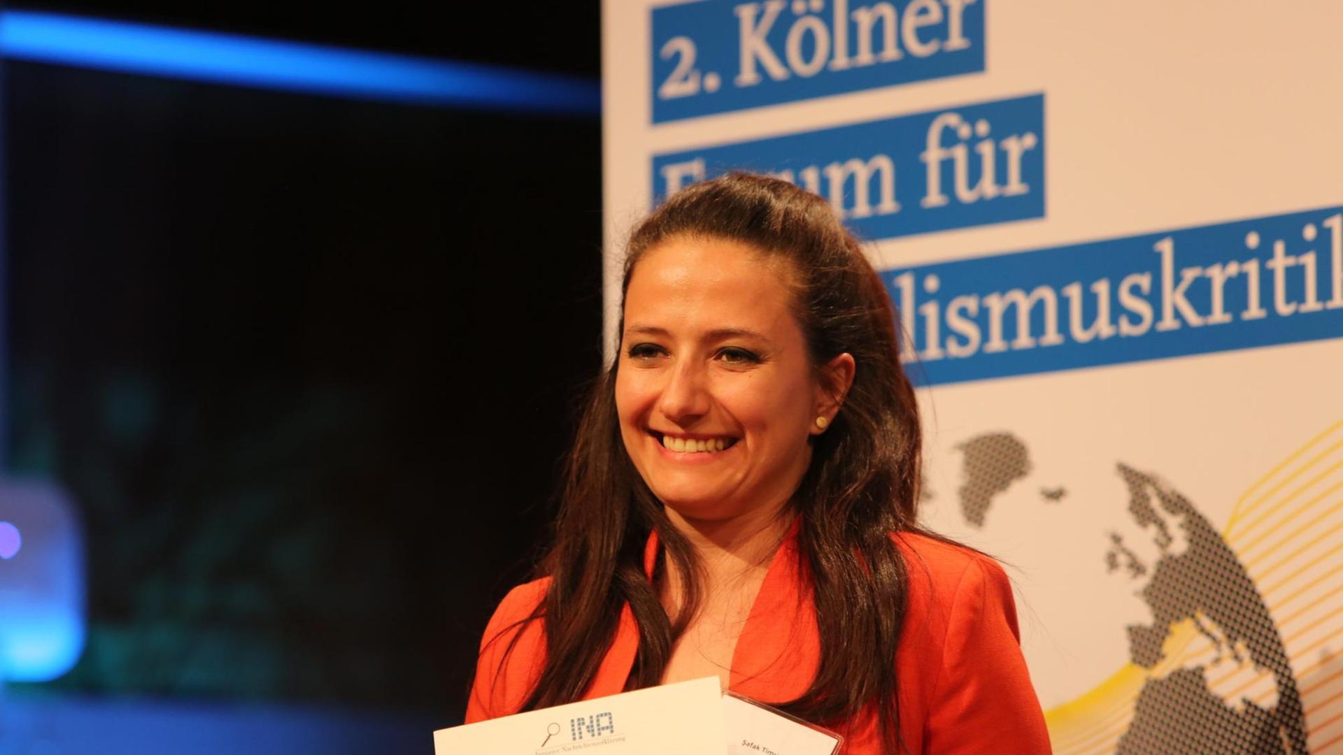 Safak Timur von der türkischen Journalistengruppe "Haber Nöbeti" nimmt den Günter-Wallraff-Preis für Journalismuskritik entgegen. Safak Timur von der türkischen Journalistengruppe "Haber Nöbeti" nimmt den Günter-Wallraff-Preis für Journalismuskritik entgegen.