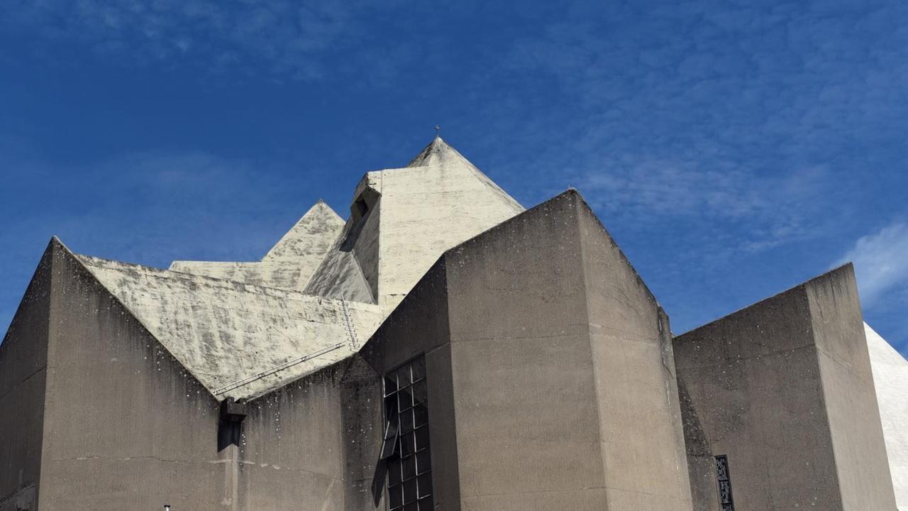 Der kristallin geformte Nevigeser Wallfahrtsdom in Neviges, ein Bau mit viel Beton.