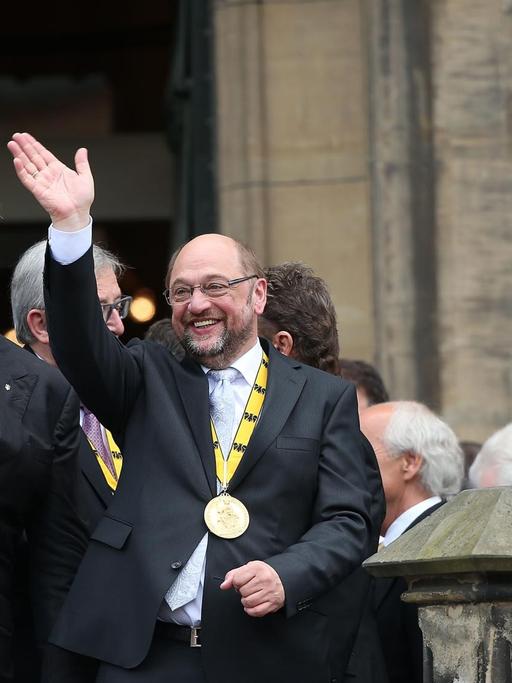 Der ukrainische Präsident Petro Poroschenko (l), der Präsident des Europäischen Parlamentes, Martin Schulz (SPD, M) und Bundespräsident Joachim Gauck nach der Verleihung des Internationalen Karlspreises an Schulz.