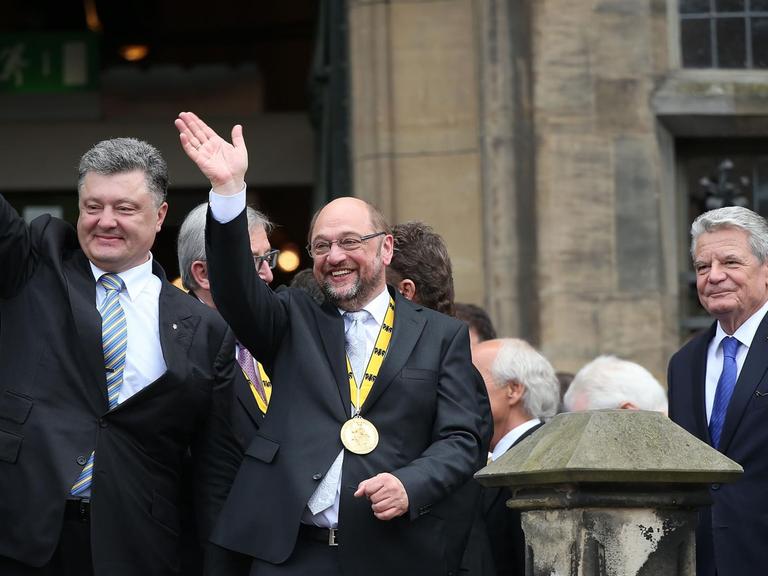 Der ukrainische Präsident Petro Poroschenko (l), der Präsident des Europäischen Parlamentes, Martin Schulz (SPD, M) und Bundespräsident Joachim Gauck nach der Verleihung des Internationalen Karlspreises an Schulz.